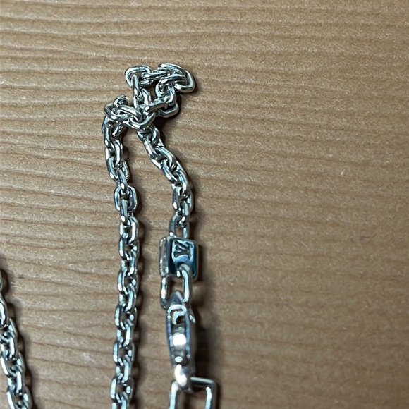 LOUIS VUITTON White gold heart locket - Picture 5 of 14